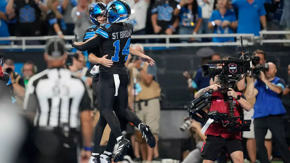 Amon-Ra St. Brown hatte einen starken Abend und punktete nach seinem Touchdown-Pass auch noch selbst. - Bild: Paul Sancya/AP/dpa
