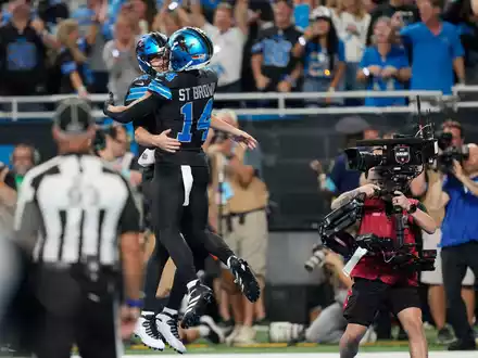 Amon-Ra St. Brown hatte einen starken Abend und punktete nach seinem Touchdown-Pass auch noch selbst. - Foto: Paul Sancya/AP/dpa