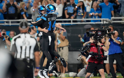 Amon-Ra St. Brown hatte einen starken Abend und punktete nach seinem Touchdown-Pass auch noch selbst. - Foto: Paul Sancya/AP/dpa