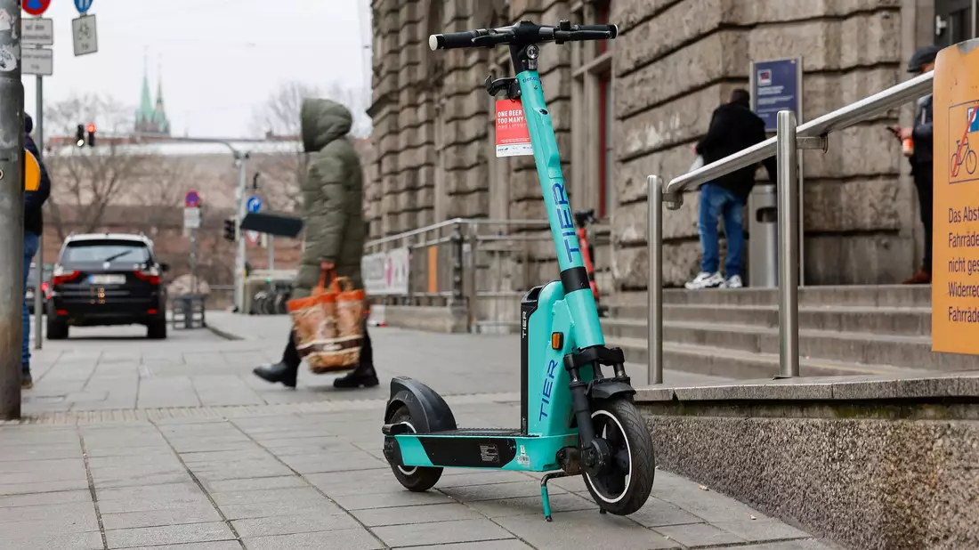 Die türkisfarbenen E-Scooter der Marke Tier erhalten bald einen neuen Anstrich (Archivbild).  - Bild: Daniel Löb/dpa