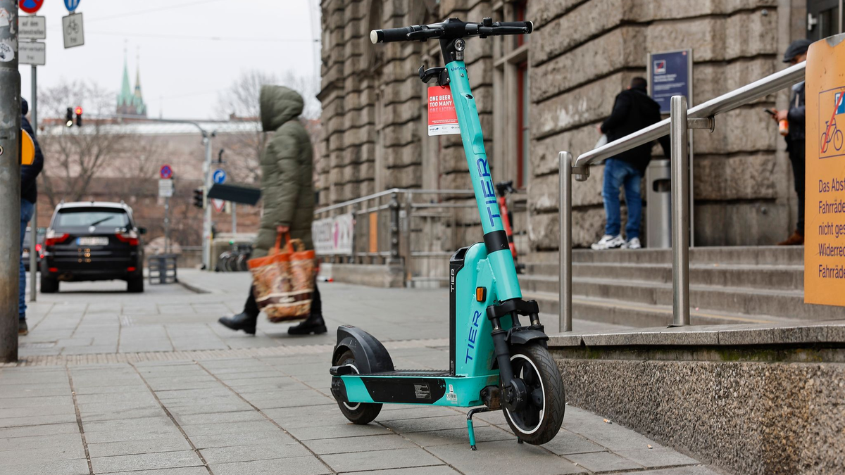 Die türkisfarbenen E-Scooter der Marke Tier erhalten bald einen neuen Anstrich (Archivbild).  - Foto: Daniel Löb/dpa