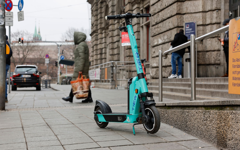 Die türkisfarbenen E-Scooter der Marke Tier erhalten bald einen neuen Anstrich (Archivbild).  - Foto: Daniel Löb/dpa