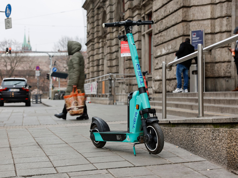 Die türkisfarbenen E-Scooter der Marke Tier erhalten bald einen neuen Anstrich (Archivbild).  - Foto: Daniel Löb/dpa