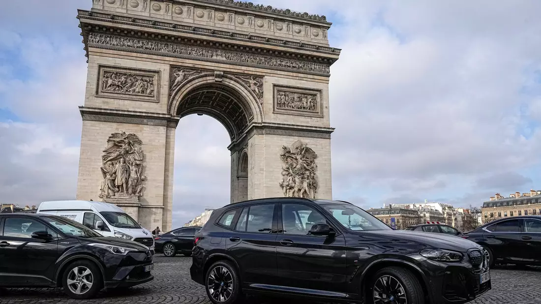 Wer mit einem schweren Auto nach Paris kommt, muss für das Parken tiefer in die Tasche greifen. (Archivbild) - Bild: Michel Euler/AP/dpa