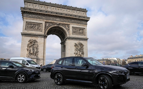 Wer mit einem schweren Auto nach Paris kommt, muss für das Parken tiefer in die Tasche greifen. (Archivbild) - Foto: Michel Euler/AP/dpa