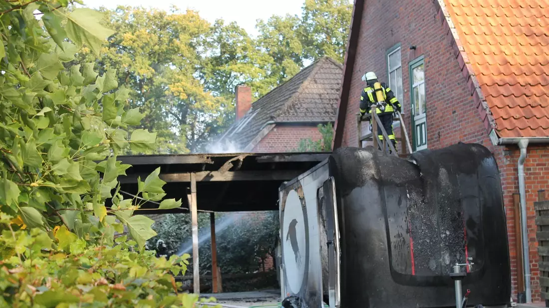 FW-ROW: Brennt Carport - Bild: presseportal.de