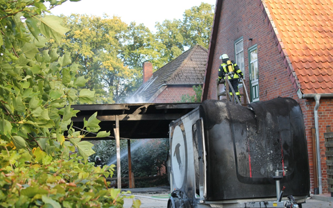 FW-ROW: Brennt Carport - Foto: presseportal.de