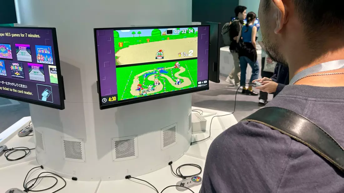  Ins Auge fallen sogleich überdimensionierte Konsolen der verschiedenen Nintendo-Epochen.  - Bild: Lars Nicolaysen/dpa