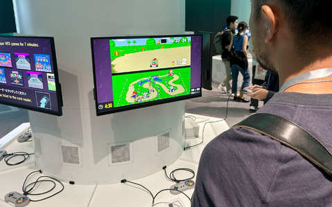  Ins Auge fallen sogleich überdimensionierte Konsolen der verschiedenen Nintendo-Epochen.  - Foto: Lars Nicolaysen/dpa