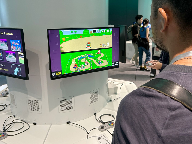  Ins Auge fallen sogleich überdimensionierte Konsolen der verschiedenen Nintendo-Epochen.  - Foto: Lars Nicolaysen/dpa