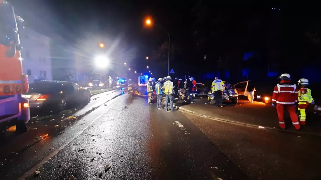 FW-E: Schwerer Verkehrsunfall mit mehreren Verletzten - technische Rettung erforderlich - Bild: presseportal.de