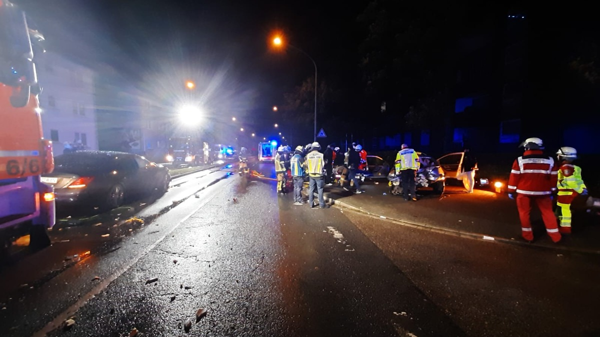 FW-E: Schwerer Verkehrsunfall mit mehreren Verletzten - technische Rettung erforderlich - Foto: presseportal.de