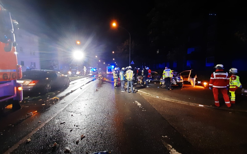 FW-E: Schwerer Verkehrsunfall mit mehreren Verletzten - technische Rettung erforderlich - Foto: presseportal.de