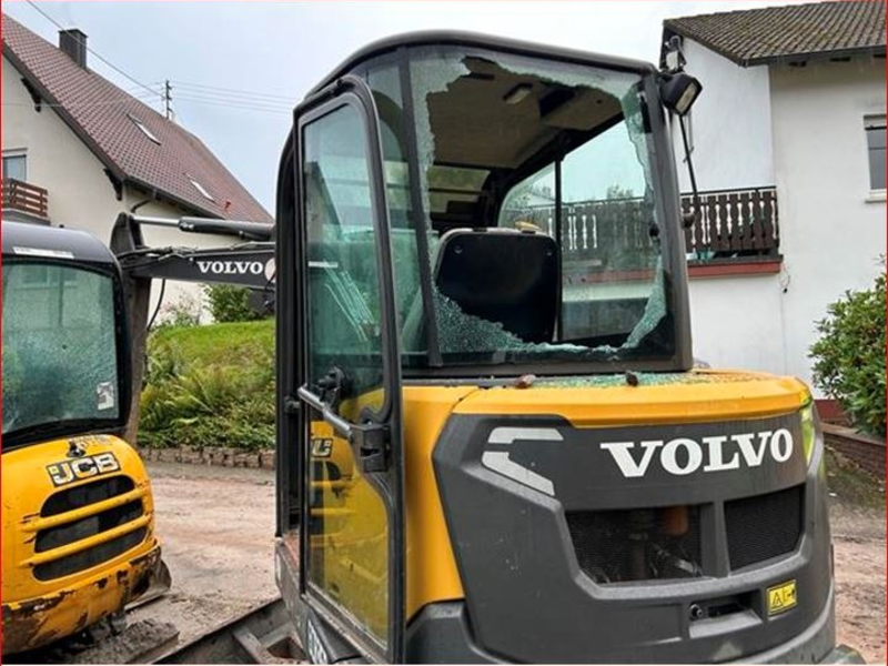 POL-PDLD: Arbeitsmaschinen beschädigt - Foto: presseportal.de