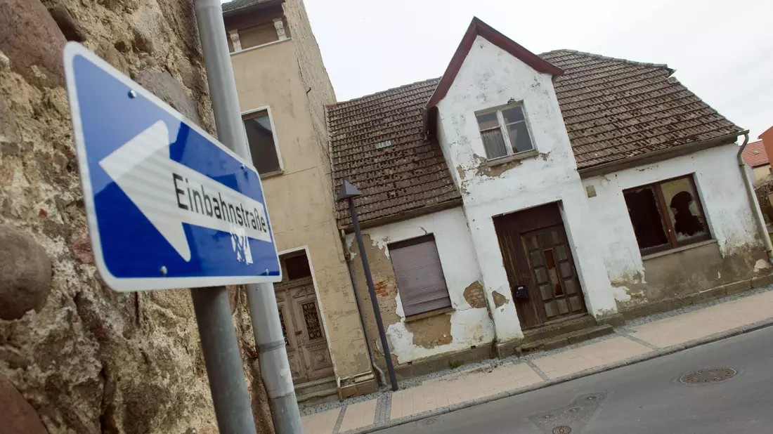Noch immer wandern junge Menschen aus dem Osten ab - Bild: Stefan Sauer/dpa-Zentralbild/dpa