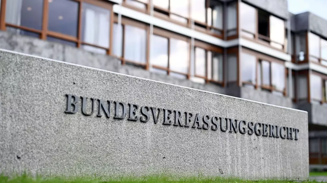 Der Erste Senat hat die Befugnisse des BKA unter die Lupe genommen.  - Bild: Uli Deck/dpa