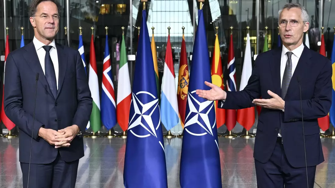 Führungswechsel bei der Nato: Mark Rutte (l) hat das Amt des Nato-Generalsekretärs von Jens Stoltenberg übernommen. (Archivbild) - Bild: Eric Lalmand/Belga/dpa