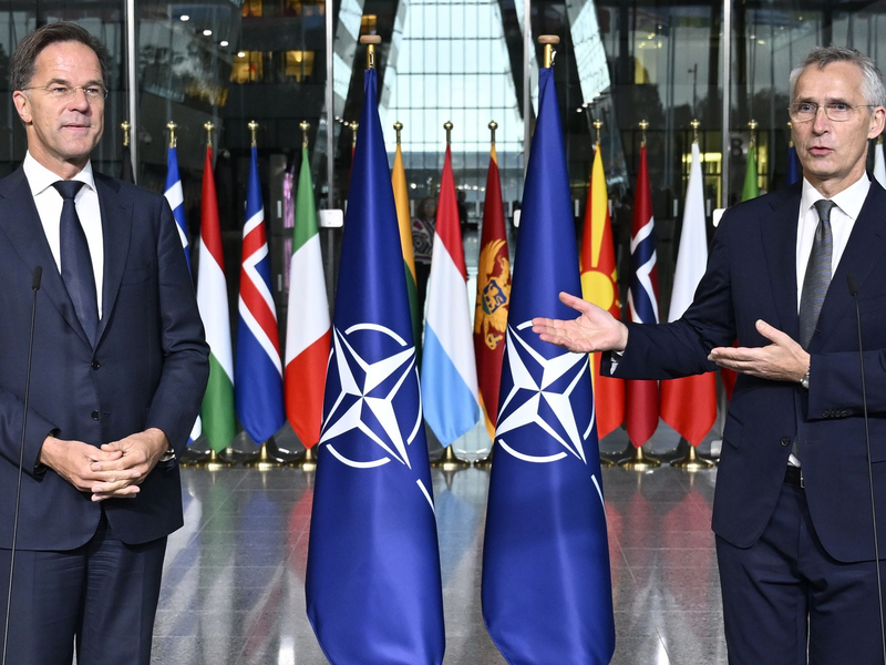 Führungswechsel bei der Nato: Mark Rutte (l) hat das Amt des Nato-Generalsekretärs von Jens Stoltenberg übernommen. (Archivbild) - Foto: Eric Lalmand/Belga/dpa