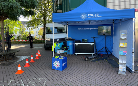 POL-KLE: Kreis Kleve - Wochenbilanz der Verkehrskontrollen / Polizei ist mit E-Scooter-Simulator und Rauschbrille auf dem Klever Stadtfest - Foto: presseportal.de