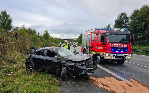 FW Königswinter: Fahrzeug überschlägt sich auf Autobahn A3 - Foto: presseportal.de