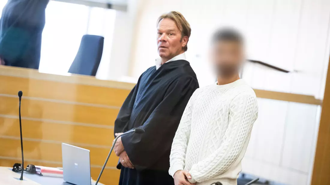 Der angeklage Deutsch-Afghane muss für XX Jahre ins Gefängnis. (Archivbild) - Bild: Michael Matthey/dpa