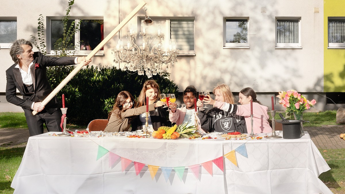 Eine neue deutsche Hymne? Weil uns alle mehr verbindet als uns trennt / Musikvideo von Mark Scheibe und Jugendlichen zum Tag der Deutschen Einheit - Foto: presseportal.de