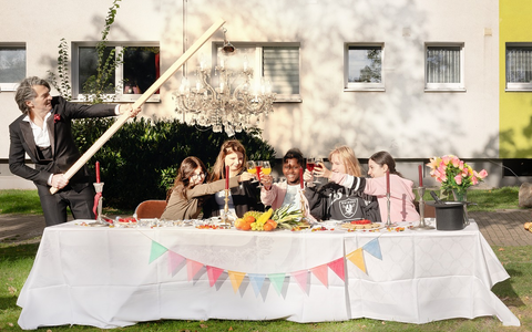 Eine neue deutsche Hymne? Weil uns alle mehr verbindet als uns trennt / Musikvideo von Mark Scheibe und Jugendlichen zum Tag der Deutschen Einheit - Foto: presseportal.de Eine neue deutsche Hymne? Weil uns alle mehr verbindet als uns trennt / Musikvideo von Mark Scheibe und Jugendlichen zum Tag der Deutschen Einheit - Foto: presseportal.de