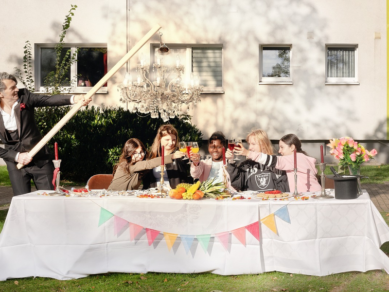 Eine neue deutsche Hymne? Weil uns alle mehr verbindet als uns trennt / Musikvideo von Mark Scheibe und Jugendlichen zum Tag der Deutschen Einheit - Foto: presseportal.de