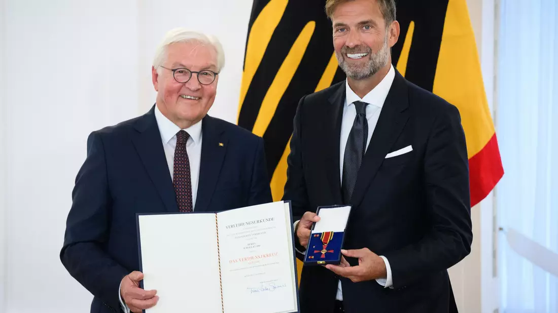 Jürgen Klopp hat den Verdienstorden erhalten und das Thema Bundestrainer ausgeblendet. - Bild: Bernd von Jutrczenka/dpa