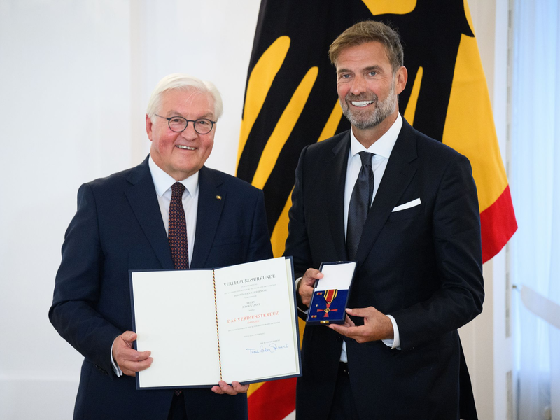 Jürgen Klopp hat den Verdienstorden erhalten und das Thema Bundestrainer ausgeblendet. - Foto: Bernd von Jutrczenka/dpa