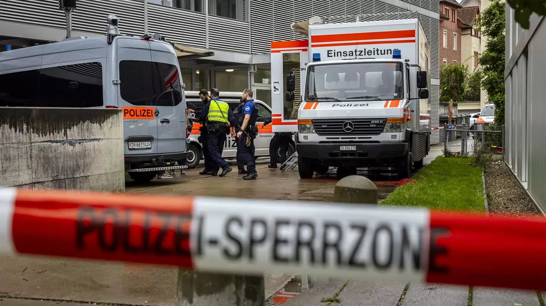 Einsatzkräfte waren vor einem Gebäude, in dem eine Kindertagesstätte sein soll, im Einsatz.  - Bild: Michael Buholzer/KEYSTONE/dpa