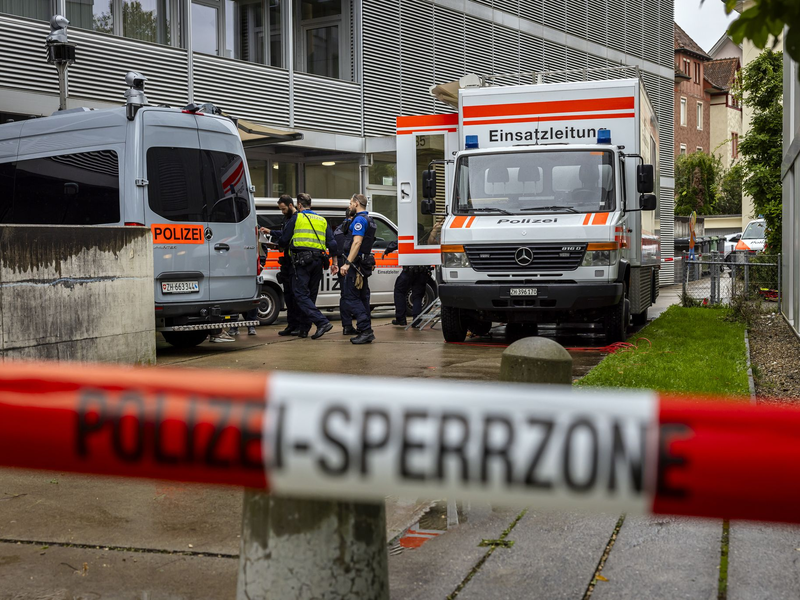 Einsatzkräfte waren vor einem Gebäude, in dem eine Kindertagesstätte sein soll, im Einsatz.  - Foto: Michael Buholzer/KEYSTONE/dpa