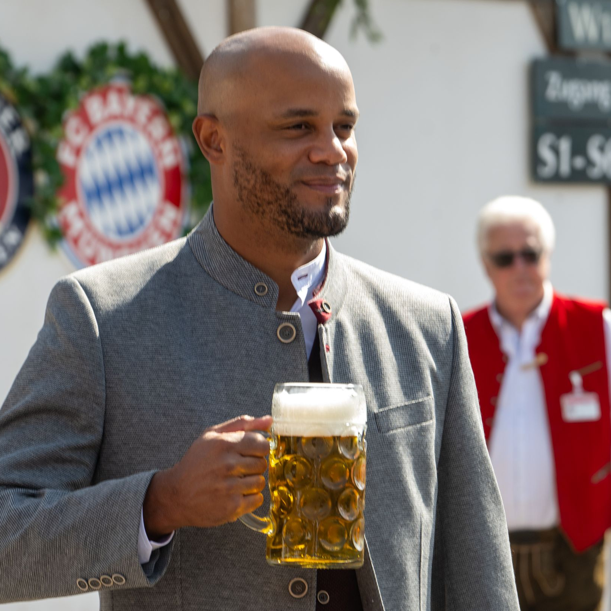 Kann auf einen erfolgreichen Start in seine Bayern-Amtszeit anstoßen: Vincent Kompany. - Foto: Stefan Puchner/dpa