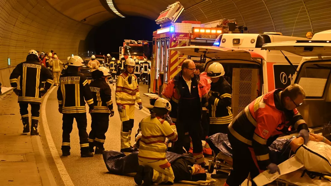 FF Olsberg: Rettungsübung im Losenbergtunnel B 480 in Olsberg - Bigge - Bild: presseportal.de