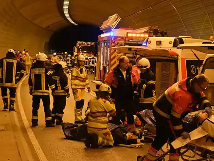 FF Olsberg: Rettungsübung im Losenbergtunnel B 480 in Olsberg - Bigge - Foto: presseportal.de