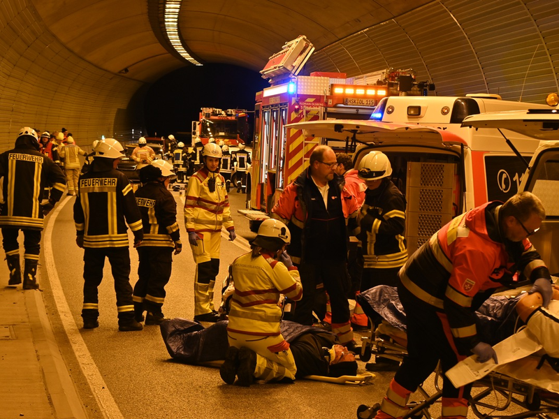 FF Olsberg: Rettungsübung im Losenbergtunnel B 480 in Olsberg - Bigge - Foto: presseportal.de
