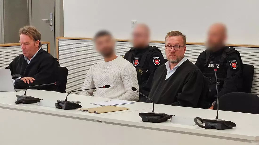 Kopfschüttelnd hörte sich der Angeklagte das Urteil gegen ihn an.  - Bild: Christian Brahmann/dpa