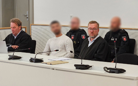 Kopfschüttelnd hörte sich der Angeklagte das Urteil gegen ihn an.  - Foto: Christian Brahmann/dpa