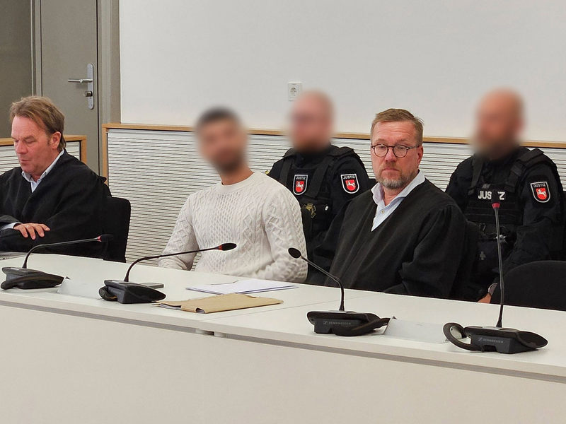 Kopfschüttelnd hörte sich der Angeklagte das Urteil gegen ihn an.  - Foto: Christian Brahmann/dpa