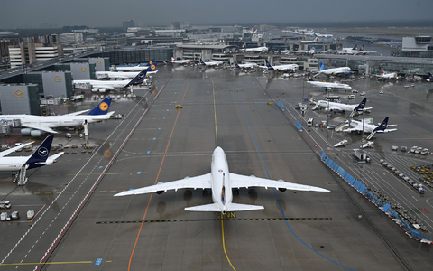 Teile des europäischen Luftraums sind aufgrund des Kriegs in der Ukraine für zivile Flüge gesperrt (Archivbild). - Foto: Arne Dedert/dpa