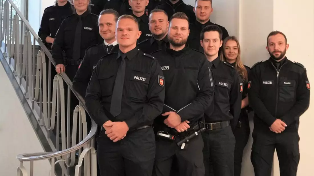 POL-HM: Herzlich Willkommen! 15 neue Mitarbeitende wurden in der Polizeiinspektion Hameln-Pyrmont/Holzminden begrüßt - Bild: presseportal.de