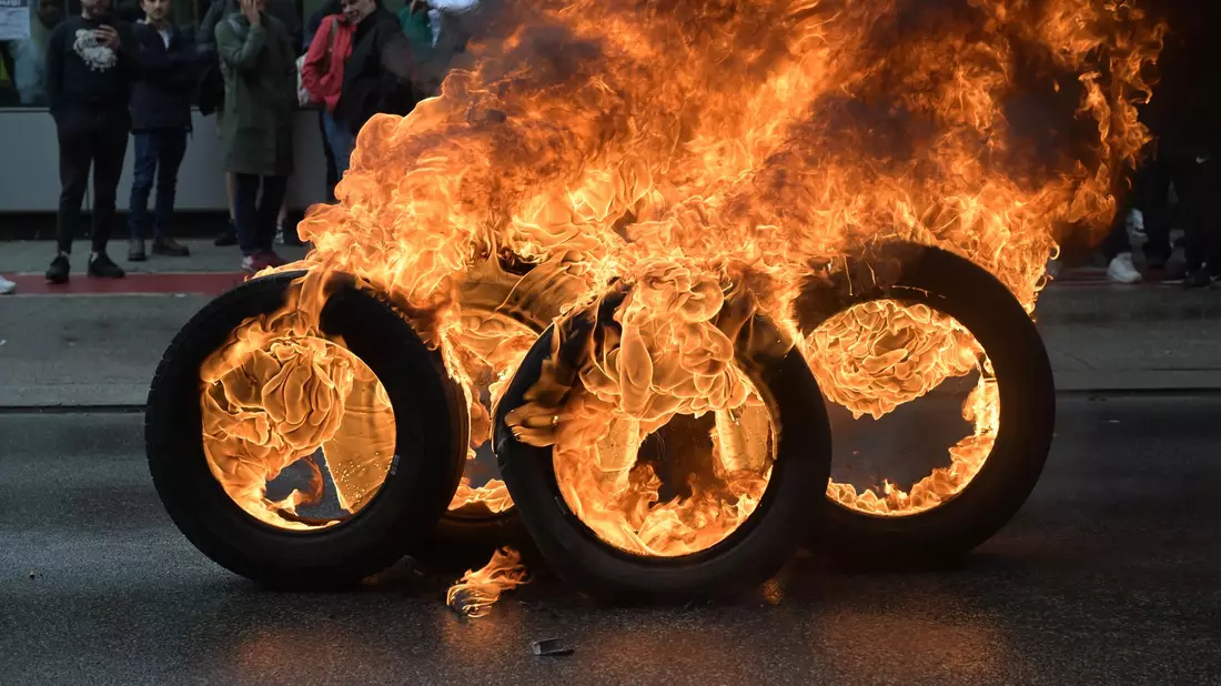 Gegen die mögliche Schließung des Werks protestierten Audi-Mitarbeiter Anfang September mit brennenden Reifen. - Bild: Jonas Roosens/Belga/dpa