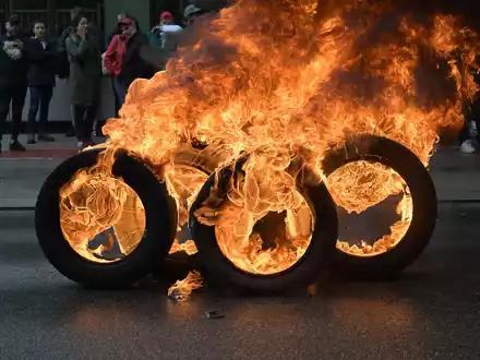 Gegen die mögliche Schließung des Werks protestierten Audi-Mitarbeiter Anfang September mit brennenden Reifen. (Archivbild) - Foto: Jonas Roosens/Belga/dpa