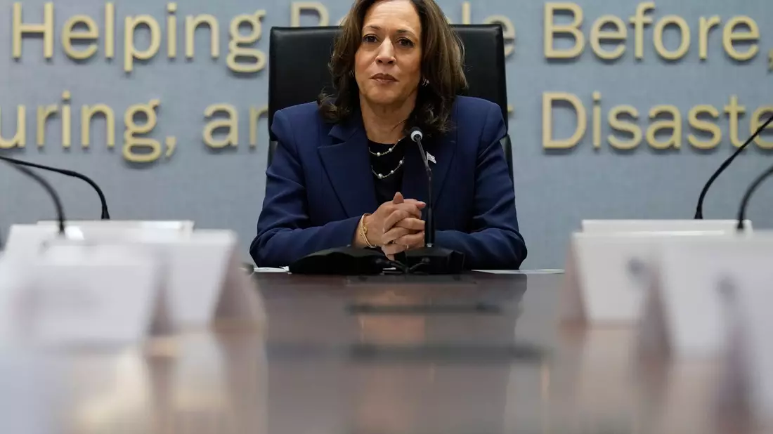 Harris macht sich beim US-Katastrophenschutz in Washington ein Bild von der Lage. - Bild: Jacquelyn Martin/AP/dpa