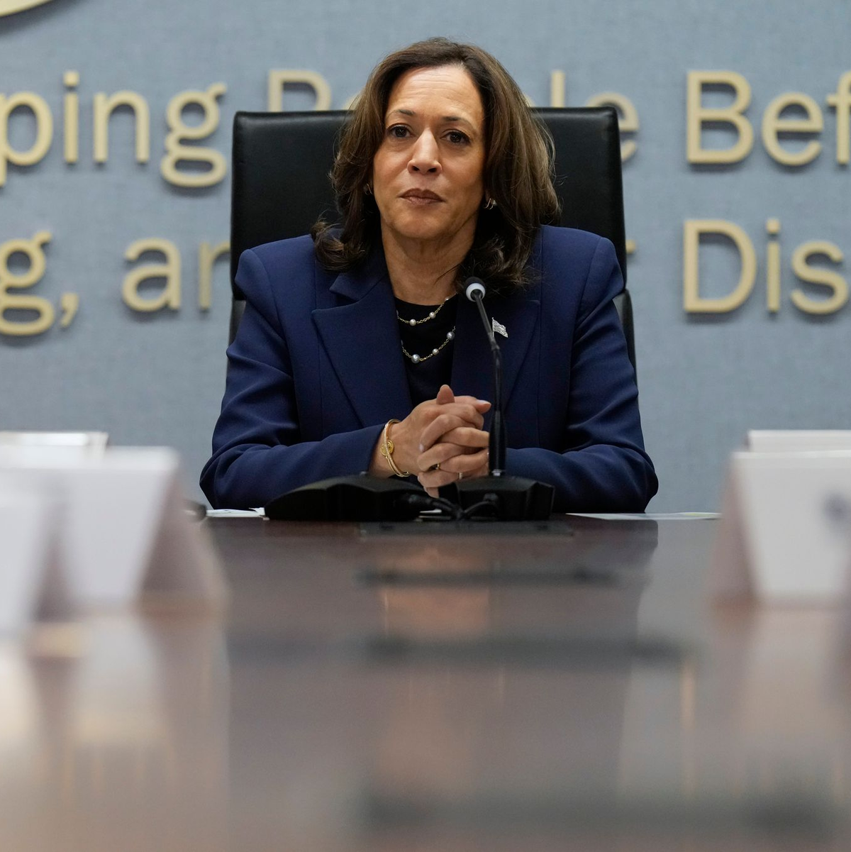 Harris macht sich beim US-Katastrophenschutz in Washington ein Bild von der Lage. - Foto: Jacquelyn Martin/AP/dpa