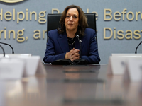 Harris macht sich beim US-Katastrophenschutz in Washington ein Bild von der Lage. - Foto: Jacquelyn Martin/AP/dpa