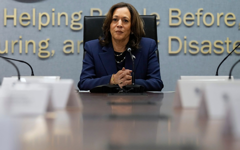 Harris macht sich beim US-Katastrophenschutz in Washington ein Bild von der Lage. - Foto: Jacquelyn Martin/AP/dpa