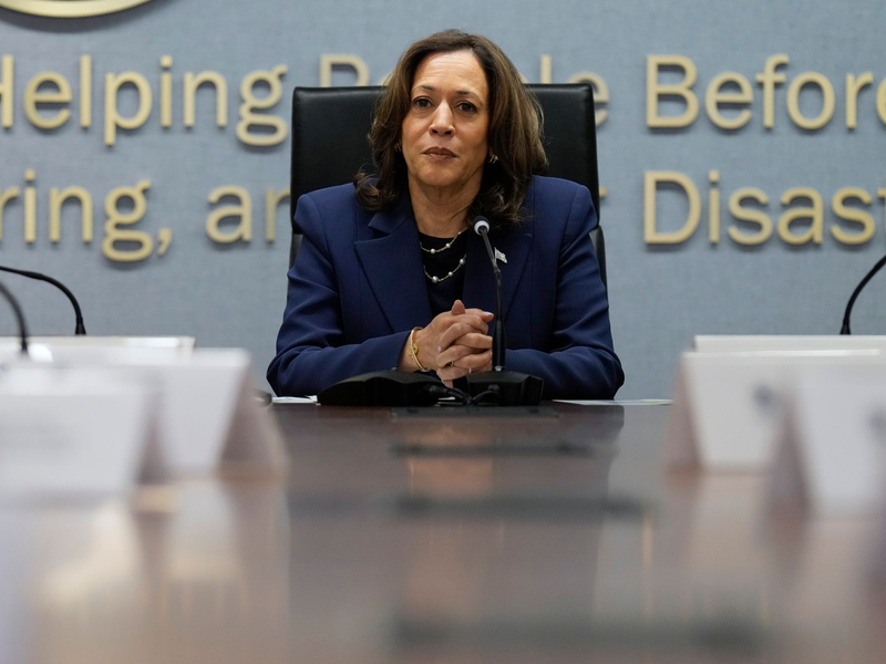 Harris macht sich beim US-Katastrophenschutz in Washington ein Bild von der Lage. - Foto: Jacquelyn Martin/AP/dpa