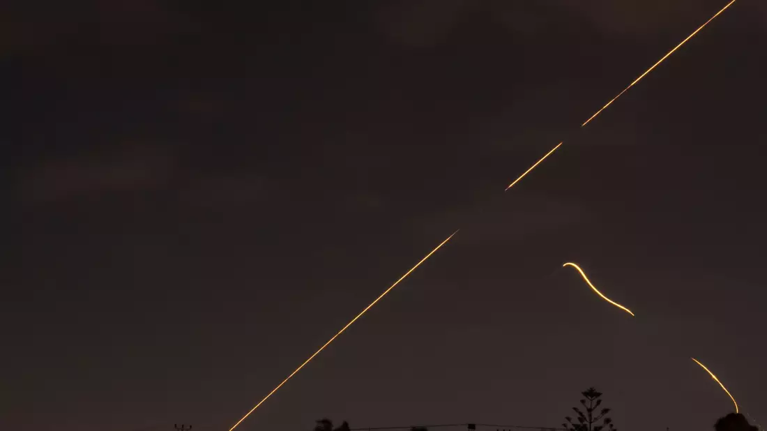 Das israelische Luftabwehrsystem feuert, um Raketen abzufangen. - Bild: Ariel Schalit/AP/dpa