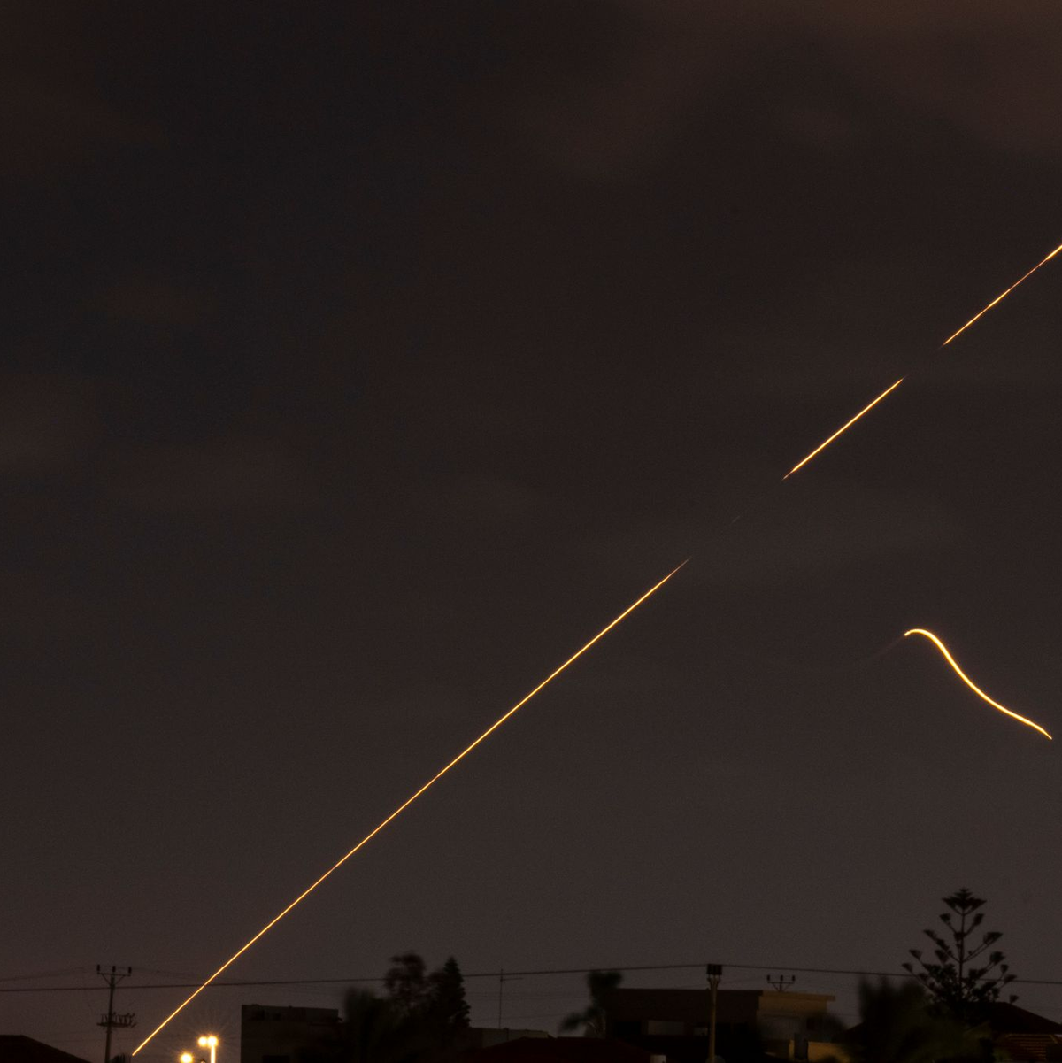 Das israelische Luftabwehrsystem feuert, um Raketen abzufangen. - Foto: Ariel Schalit/AP/dpa